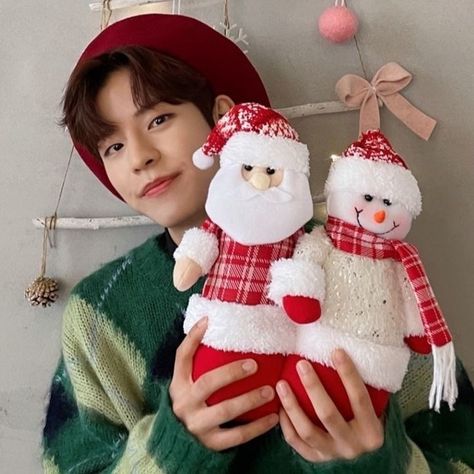 Kpop Christmas Icons Stray Kids, Straykids Christmas Icons, Seungmin Christmas, Skz Christmas, Xmas Icons, Kpop Christmas, Listen To Christmas Music, Christmas Pfp, Xmas Wallpaper