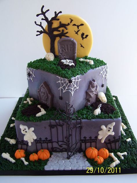 Spooky Graveyard Cake Cemetery Cake, Graveyard Cake, Gateau Harry Potter, Halloween Pumpkin Cake, Halloween Torte, Halloween Backen, Pasteles Halloween, Dessert Halloween, Bolo Halloween