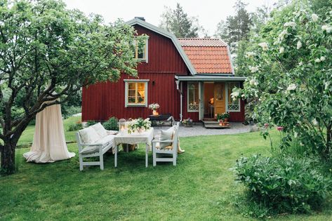 Swedish Garden, Swedish Country House, Swedish Houses, Swedish Home, Swedish Cottage, Red Houses, Swedish House, Countryside House, Charming Garden