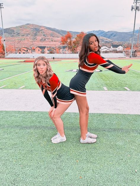 Cheerleader Pictures Poses Best Friends, Two People Cheer Poses, Football Season Cheer Pictures, Cute Cheer Pics With Friends, Cheer Friend Pictures, Cheer Photoshoot Poses Duo, Cheer Picture Poses Two People, Cute Cheer Pictures Poses, Cheer Pictures Best Friend