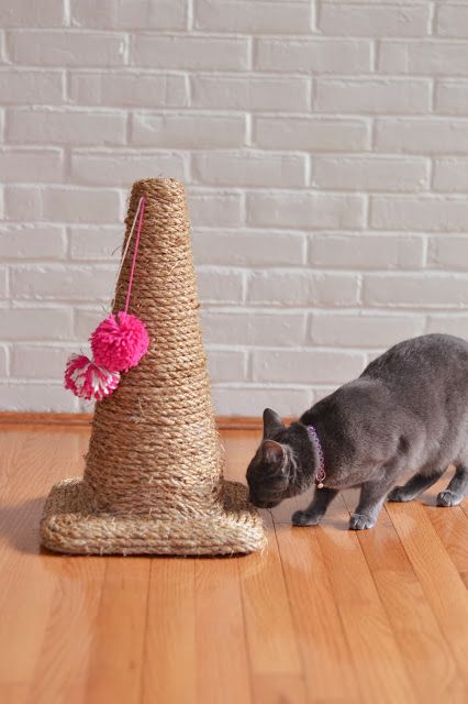 DIY: griffoir pour chat Diy Cat Scratching Post, Katt Diy, Cat Projects, Diy Chat, Katt Grejer, Kat Diy, Chat Diy, Homemade Cat Toys, Pet Things