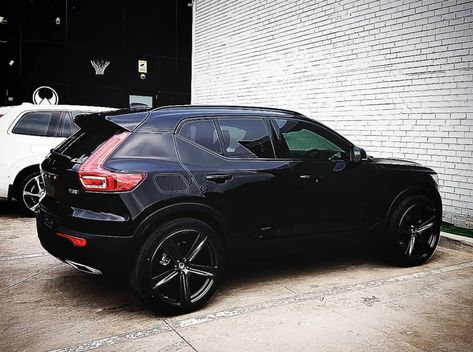 Volvo Xc40 Black, Volvo Xc, Cat Attack, Volvo Xc40, Volvo Cars, Kia Soul, Volvo Xc60, Over Sized, Black Car