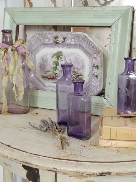 Antique Bottles Purple Cottage, Baños Shabby Chic, Lavender Bedroom, Lilac Cottage, Shabby Chic Decorating, Cocina Shabby Chic, Vibeke Design, Lavender Cottage, Color Boards