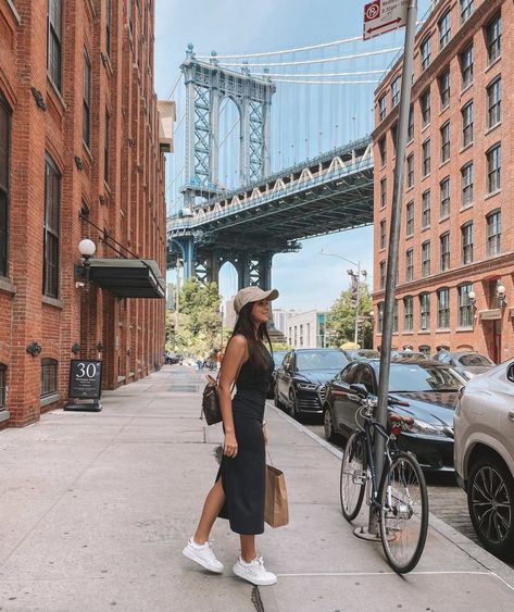 Comfy Nyc Outfits, Exploring City Outfit, Nee York Outfit, Summer City Break Outfit Ideas, New York Inspo Outfits, Central Park Outfit Spring, Downtown Chicago Outfit Summer, City Outfit Ideas Spring, New York Ootd Summer