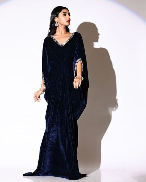 New Party Wear Dress, Velvet Kaftan, Kaftan Style Dresses, Dress Designs For Girls, Fancy Suit, Velvet Dress Designs, Gowns Dresses Elegant, Blue Velvet Dress, Pakistani Fancy Dresses