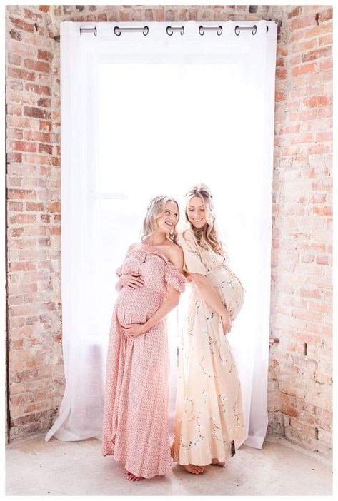 Sister Pregnancy Pictures, Friends Photo Shoot Ideas, Friends Pregnant Together, Sister Maternity Pictures, Friend Pregnancy Photos, Friends Photo Shoot, Pregnant Best Friends, Sister Photoshoot, Photoshoot Friends