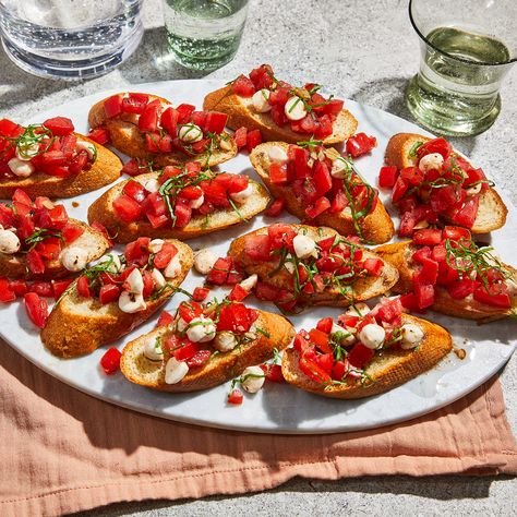 Bruschetta Caprese Bruschetta Caprese, Hor Dourves, Bruschetta Recipes, Caprese Bruschetta, Summertime Food, Mediterranean Appetizers, Cheese Trays, Tomato Bruschetta, Thanksgiving Dinner Recipes