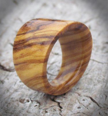 Wooden Presents, Wood Jewerly, Hand Carved Ring, Wood Jewelery, Woodwork Ideas, Dremel Wood Carving, Wooden Jewellery, Rings Etsy, Ring Making