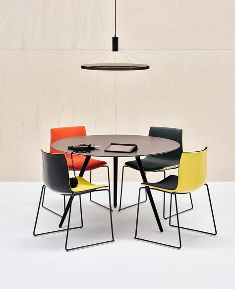 Round meeting table MEETY by Arper design Lievore Altherr Molina Meeting Room Design, Eating Table, Meeting Table, Elegant Furniture, Design Del Prodotto, Household Furniture, Table And Chair Sets, Office Interior Design, Formal Dining Room