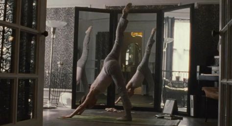 I'm pretty flexible, but wish I was THIS flexible ... Natalie Portman Black Swan, Black Swan Movie, Black Swan 2010, Darren Aronofsky, Morning Stretches, Swan Queen, Girl Movies, White Swan, Swan Lake