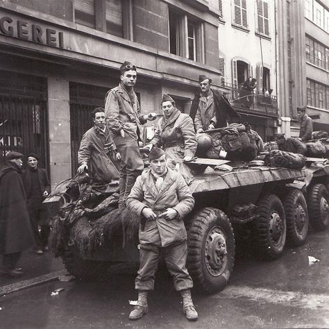 Libération Strasbourg deuxième guerre mondiale 1944 WW2 Alsace Battle Of Berlin, Berlin 1945, Ww2 Photos, History Photos, American Soldiers, Strasbourg, Armored Vehicles, Military History, Us Army