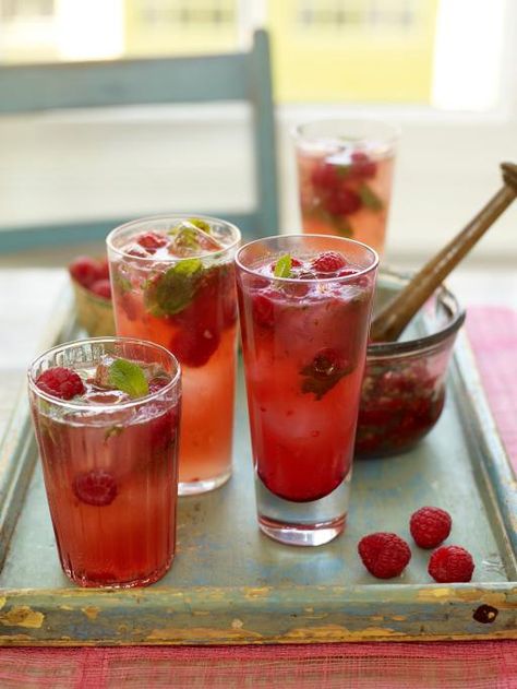 This is a great summer cocktail. It's a combination of two of my favourite cocktails, a mojito and a Moscow mule. Kids will like this too… without the vodka, obviously! Raspberry Gin Cocktail, Types Of Drinks, Berry Cocktail, Raspberry Gin, Yummy Summer Drinks, Cocktail Fruit, Ginger Fizz, Jamie Oliver Recipes, Gin Cocktail