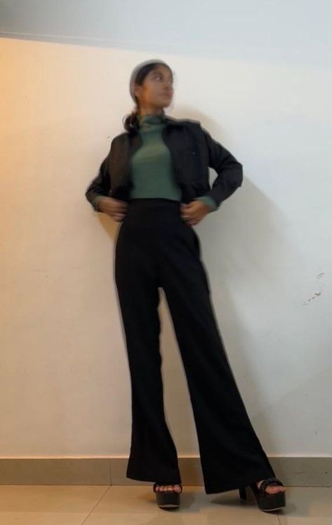 absolutely love the vibe of this fit!! Turtle Neck Wide Leg Pants Outfit, Wide Leg Pants And Turtle Neck Outfit, Pants And Turtle Neck Outfit, Turtle Neck Outfit, Wide Legged Pants, Wide Leg Pants Outfit, Turtleneck Outfit, Green Turtleneck, Cropped Shirt