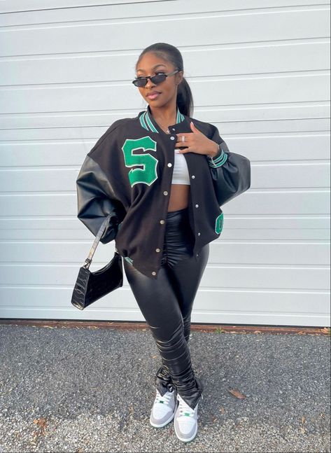 Letter Man Jacket Outfits Black Women, Basketball Jacket Outfit, Black Varsity Jacket Outfit, Varsity Jacket Outfit Women, Letterman Jacket Outfit, Varsity Outfit, Winter Drip, Baseball Jacket Outfit, Varsity Jacket Outfit