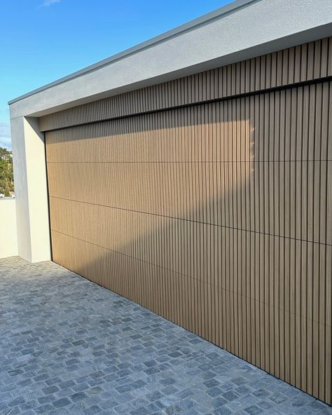 timber batten garage door Garage Pocket Door, Wood Slat Garage Door, Wooden Garage Doors Modern, Wood Panel Garage Doors, Mid Century Modern Garage Door, Fake Garage Door, Modern Garage Doors Ideas, Wood Look Garage Doors, Garage Door Exterior