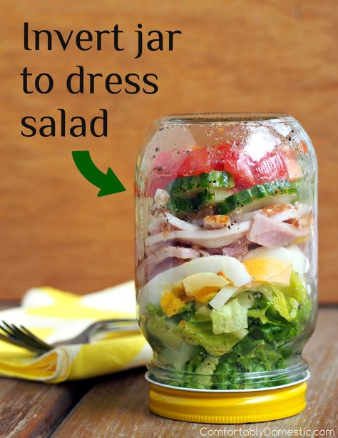 Chef-Salad-in-a-Jar are crisp romaine lettuce, fresh vegetables, ham, turkey, egg, cheese, & a tasty parmesan vinaigrette dressing. Parmesan Vinaigrette Dressing, Salad In A Jar Recipes, Salads In A Jar, In A Jar Recipes, Turkey Egg, Mason Jar Salads, Salad Jar Recipe, Jar Salads, Mason Jar Salad Recipes