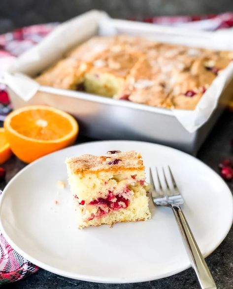 Cranberry Orange Breakfast Cake - A Pretty Life In The Suburbs Cranberry Orange Breakfast, Orange Vanilla Cake, Blueberry Buttermilk Breakfast Cake, Cranberry Christmas Cake, Cranberry Orange Cake, Orange Breakfast, Cranberry Cake, Basic Cake, Pretty Life