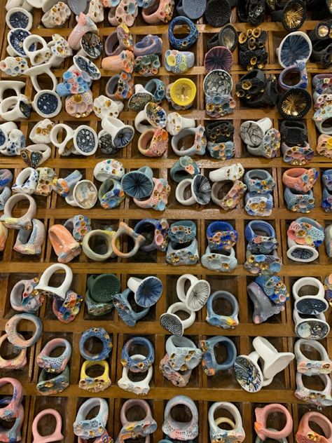 Handmade Market Display, Handmade Rings Clay, Ring Display Ideas, Air Dry Clay Rings, Polimery Clay Ideas, Coral Rings, Stall Display, Pottery Ring, Clay Ring