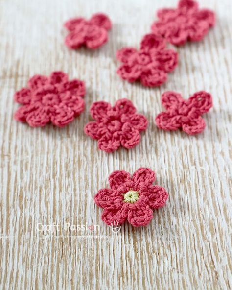 Crochet Mini Roses Free Pattern, Micro Flower Crochet, Crochet Micro Flowers Free Pattern, Crochet Mini Flowers Pattern, Free Crochet Small Flower Patterns, Micro Crochet Pattern Free Flower, Small Crochet Flower Applique, Tiny Crocheted Flowers, Mini Daisy Crochet Pattern