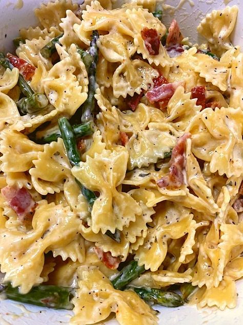 Creamy Pasta With Asparagus, Light Cream Sauce, Asparagus Pasta Recipes, Pasta With Asparagus, Creamy Asparagus, Asparagus Bacon, Asparagus Pasta, Bacon Recipe, Bacon Pasta