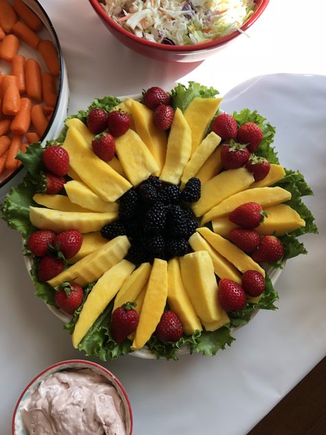 #sunshine #sunflowerbirthday #sunflower #fruit Sunshine Fruit Tray, Sunflower Themed Food, Sunflower Fruit Tray, Sunflower Charcuterie Board, Sunflower Food Ideas, Fruit Tray Designs, Luncheon Recipes, Sun Theme, Sunflower Nursery