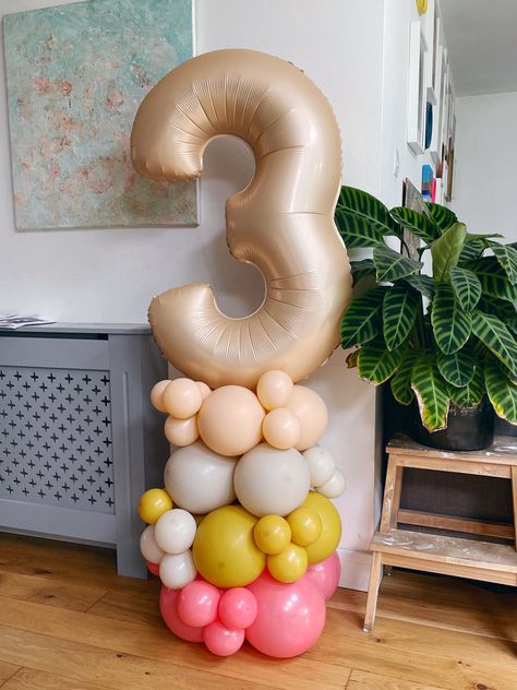 Birthday Balloon Column Tutorial | Easy No-Helium Giant Number Balloon – Pretty Little Party Shop Baloon Decorations Number 2, Simple Balloon Arrangements Birthday, Balloon Garland With Number Balloon, One Year Old Balloon Decor, Number 2 Balloon Bouquet, Number 4 Balloon Bouquet, Balloon Placement Ideas, Balloon Display Diy, 90th Birthday Balloon Arch