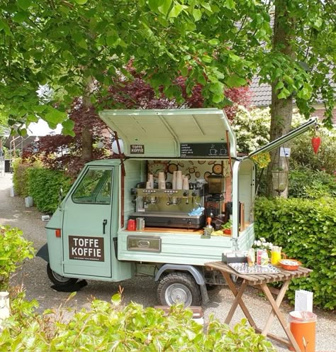 Piaggio Ape Coffee, Piaggio Ape Food Truck, Food Trucks Ideas, Outdoor Coffee Shop, Cafe Truck, Cafe Van, Ice Truck, Coffee Food Truck, Vintage Coffee Shops