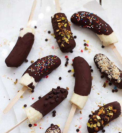 10 Bocadillos para Fiestas Infantiles - decoracion para fiestas Easy Snacks For Party, Snacks For Party, Chocolate Dipped Bananas, Banana Dip, Banana Pops, Chocolate Covered Bananas, Snacks To Make, Summer Snacks, Easy Snack Recipes