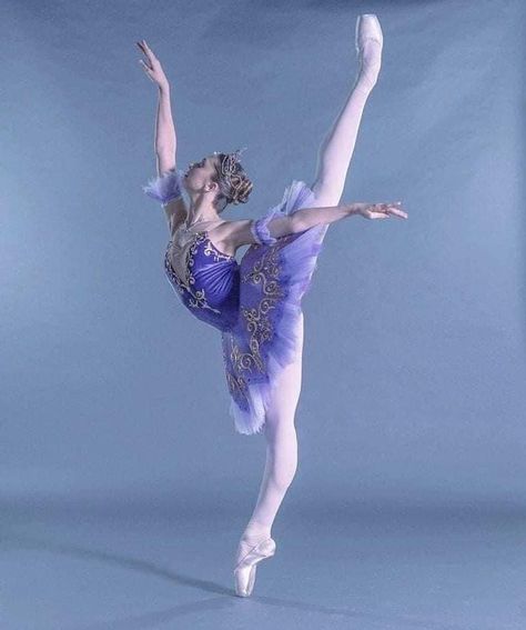 Ballet Photography Poses, Young Ballerina, Ballerina Photography, Royal Ballet School, Royal School, Ballet Positions, Ballet Images, The Royal Ballet, Ballet Studio