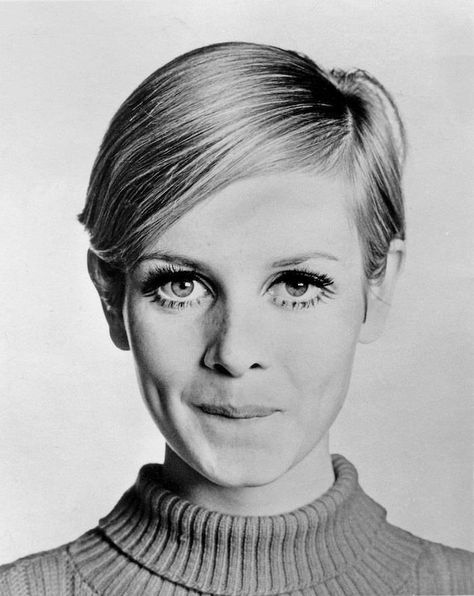 The 11 Best '60s Makeup Looks That Are So Iconic | Who What Wear Sixties Makeup, Twiggy Lawson, Celebrity Short Haircuts, Fall Lip Color, 60s Makeup, Movie Makeup, Date Night Makeup, Hair Styles 2017, Michelle Williams