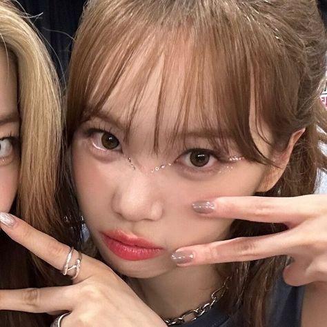 kazuha and chaewon le sserafim matching icon pfp #kpop metadinha Le Serafim Matching Pfp, Kpop Idols Matching Icons, Kazuha And Chaewon Matching Pfp, 3 Kpop Matching Icons, Chaewon And Kazuha Matching Icons, Kpop Matching Pfp Duo, Couple Pp Bff, Chaewon Matching Pfp, Le Sserafim Matching Pfp