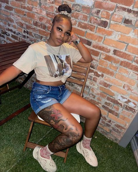 Leg Sleeve Black Women, Arnold Wallpaper, Girl Thigh Tattoos, Foam Runners, Edgy Fashion Chic, Hip Thigh Tattoos, Neck Tattoos Women, Black Girls With Tattoos, Tattoos For Black Skin