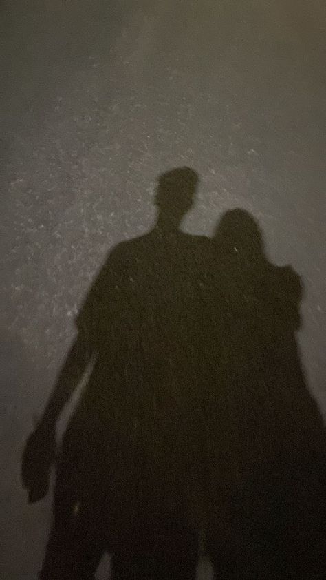 Boyfriend Kisses Girlfriend Neck, Fake Snap With Boyfriend, Hidden Couple Pics, Snap With Bf, Bf Wallpaper Aesthetic, Bf Story Instagram, Hidden Boyfriend Pictures, Shadow Boyfriend, Couple Shadow Pic