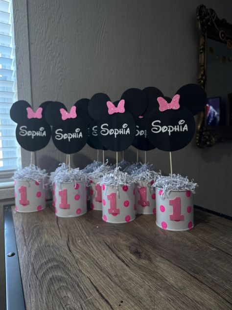 Easy Minnie Mouse Centerpieces, Minnie Mouse 1st Birthday Centerpieces, Diy Minnie Mouse Centerpieces, Mini Mouse Centerpiece, Minnie Mouse Birthday Centerpieces, Minnie Centerpieces Ideas, Minnie Mouse Table Centerpiece, Minnie Mouse Centerpieces 1st Birthday, Minnie Mouse Centerpieces Ideas