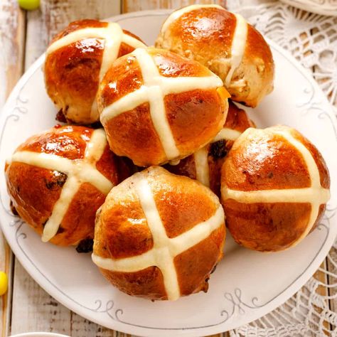 Traditional Hot Cross Buns Cross Buns Recipe, Sticky Buns Recipes, Hot Cross Buns Recipe, Tea Bread, Buns Recipe, Sugar Icing, Hot Cross Buns, Cross Buns, Shortcrust Pastry