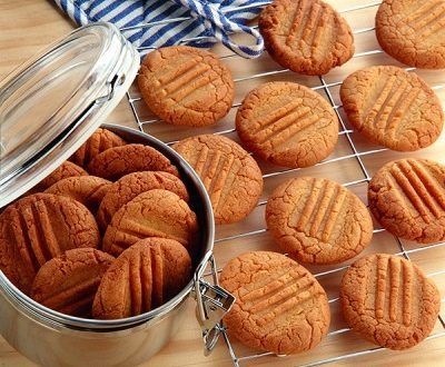 Hokey pokey biscuits - GrownUps New Zealand Hokey Pokey Biscuits, Kiwi Treats, Crisp Biscuits, Nz Recipes, Kiwi Christmas, Kiwi Recipes, Hokey Pokey, Oven Tray, New Zealand Food