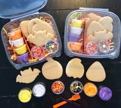 Sugar Cookie Kit, Halloween Sugar Cookies Decorated, Cookie Kits, Postres Halloween, Cookie Decorating Kit, Cookie Decorating Kits, Halloween Cookies Decorated, Halloween Sugar Cookies, Cookie Kit