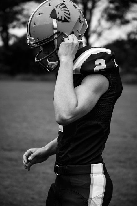 Football Photography, The Pretty Reckless, Sports Boys, Sports Aesthetic, American Football Players, Fair Play, High School Football, Football Boys, A Football