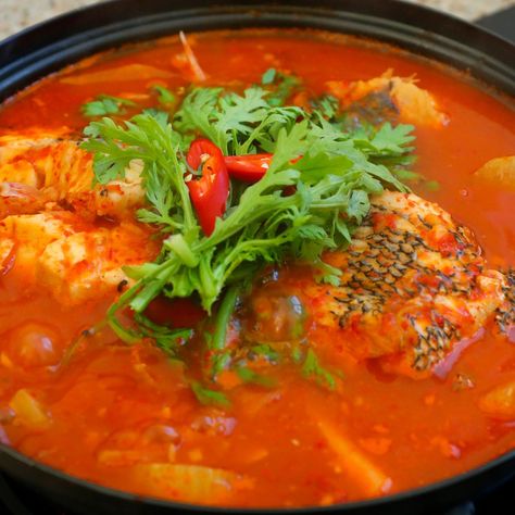 Korean Fish Cake Soup Recipe, Spicy Korean Soup, Korean Soup Recipes, Maangchi Recipes, Korean Fish, Seafood Stew Recipes, Fish Stew Recipes, Seafood Soup Recipes, Spicy Stew