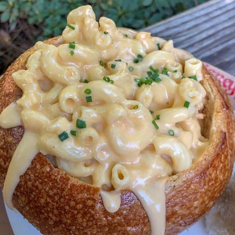 Jordan | Travels For Cheese on Instagram: “Mac & Cheese Bread Bowl #CheesePlease #CheesyTravelers #AroundTheWorld @disneylandfood_” Mac And Cheese Garlic Bread Bowl, Pasta In A Bread Bowl, Pasta In Bread Bowl, Bread Bowl Pasta, Mac And Cheese Bread Bowl, Pasta Bread Bowl, Cheese Bread Bowl, Pasta Types, Bread Bowl