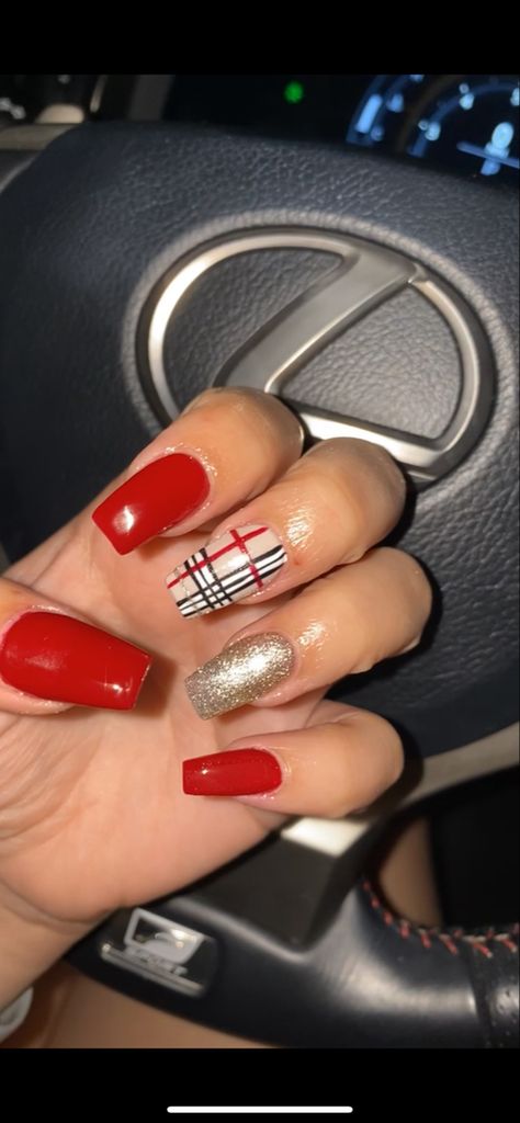 Red Nails With Plaid Accent, Red And Gold Plaid Nails, Christmas Nails 2023 Plaid, Plaid Nail Art Christmas, Red Burberry Nails, Nails With Gold Glitter Accent, Fall Plaid Nail Designs, Red Plaid Nails, Dec Nails