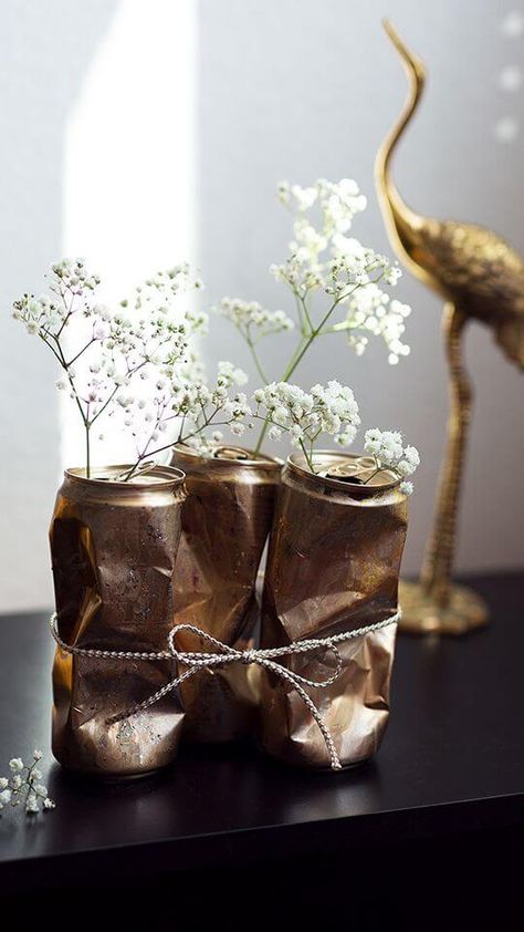 27 EASY AND CHEAP DIY HOME DECORATIONS - 182 Plastic Bottle Art, Shell Candles, Diy Gold, Diy Upcycling, Mason Jar Centerpieces, Gold Diy, Blogger Tips, Diy Vase, Diy Ribbon