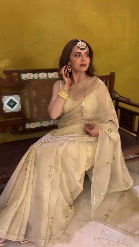 Golden Chiffon Saree, Girly Suit, Lakshmi Sarees, Farewell Saree, Shrenu Parikh, Asian Clothes, Indian Kurti Designs, Rajputi Dress, Simple Saree Designs