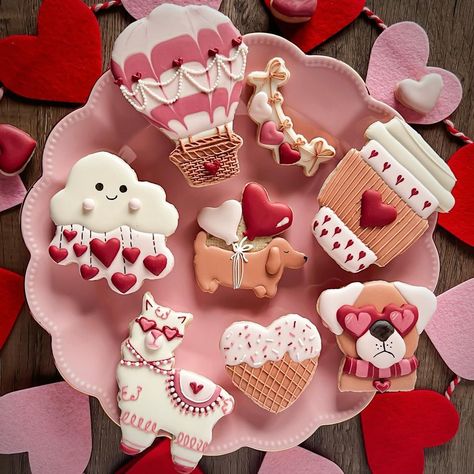 Valentine’s Day cookie set. Cookie picture tip: use mini marshmallows to prop up cookies if you have a curved plate and it will prevent… | Instagram Valentines Cookies Decorated Ideas, Up Cookies, Valentine Cookies Decorated, Cookie Pictures, Valentine Sugar Cookies, Royal Iced Cookies, Diy Valentine's Day Decorations, Kawaii Dessert, Valentines Day Cookies