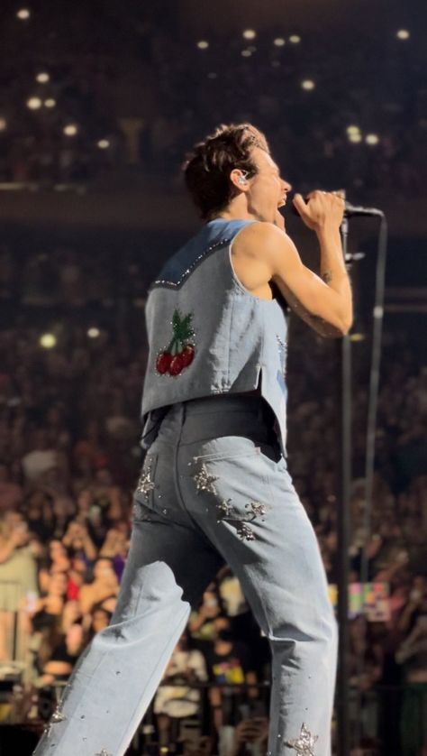 Harry Styles Jeans, Harry Styles Concert Outfits, Hslot Outfit Ideas, Harry Outfits, Love On Tour Outfits, Kaptan Jack Sparrow, Harry Styles Outfit, Harry Styles Concert, New York Tours