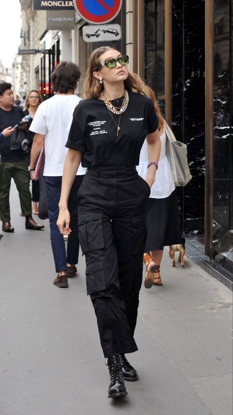 "Outfits de Famosas" ~~Rosario Contreras~~ Cargo Outfit Street Style, Gigi Hadid Cargo Pants, Gigi Outfits Street Styles, Gigi Hadid Black Outfit, West Hollywood Outfit Night, Gigi Hadid Best Outfits, Gigi Hadid Style 2022, Summer Cargo Pants Outfit, Gigi Hadid Outfits Street Styles