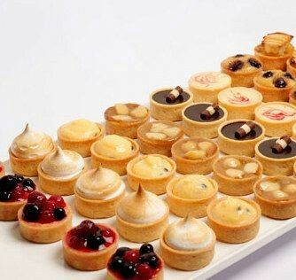 Types Of Pastries, Tiny Desserts, Chip Dips, High Tea Food, French Patisserie, French Desserts, Small Desserts, Dessert Buffet, Fancy Desserts