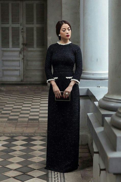 @lindalinduh Ao Dai Vietnam, Vietnamese Traditional Dress, Chanel Dress, Vietnamese Dress, National Dress, Mom Dress, Fashion Design Clothes, Traditional Dress, Carolina Herrera