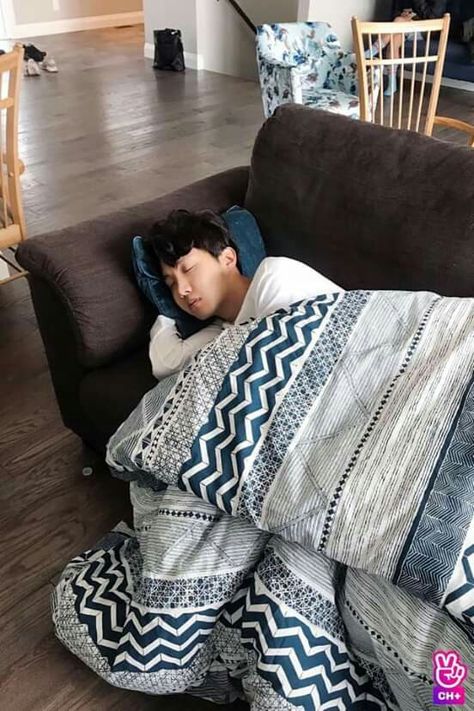 J-hope durmiendo Bts Sleeping, J Hope Smile, Fotografi Kota, Jhope Bts, Wallpaper Bts, Gwangju, Hoseok Bts, The Perfect Guy, Run Bts