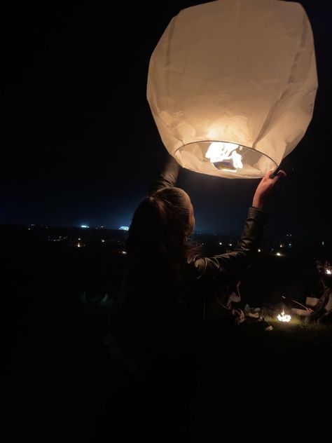 Poses With Sky, Lantern Release, Flying Lanterns, Lantern Aesthetic, Sky Lantern, Flying Lantern, Diwali Photography, Festival Photos, Dream Dates